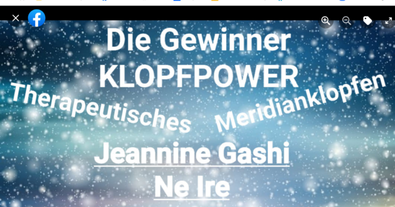 Man sieht ein blaues Posting mit Sternen im Hintergrund. Es steht "Die Gewinner Klopfpower" Therapeutisches Meridianklopfen" Jeannine Gashi. Das ist ein Screenshot für den Monatsrückblick Dezember 2021