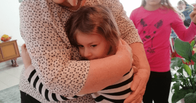 Man sieht ein Kind in den armen ihrer Grossmutter. Monatsrueckblick Januar 2022
