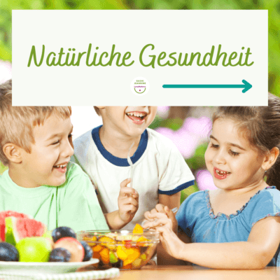 Man sieht drei Kinder fröhlich draussen an einem Tisch sitzen und Früchte essen. Das Thema ist Natürliche Gesundheit vom Lymphbalance Newsletter von Jeannine Gashi.