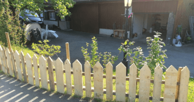 Man sieht einen neuen Zaun vor dem Haus von Jeannine.