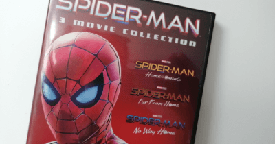 Man sieht die DVD-Hülle der Spiderman Trilogie.