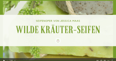 man sieht das Titelbild der Masterclass von Jeannine Gashi Lymphbalance. Sie heisst Wilde Kräuter Seifen und ist für die Seifenoper von Jessica Maas. Es sind grüne Naturseifen zu sehen.
